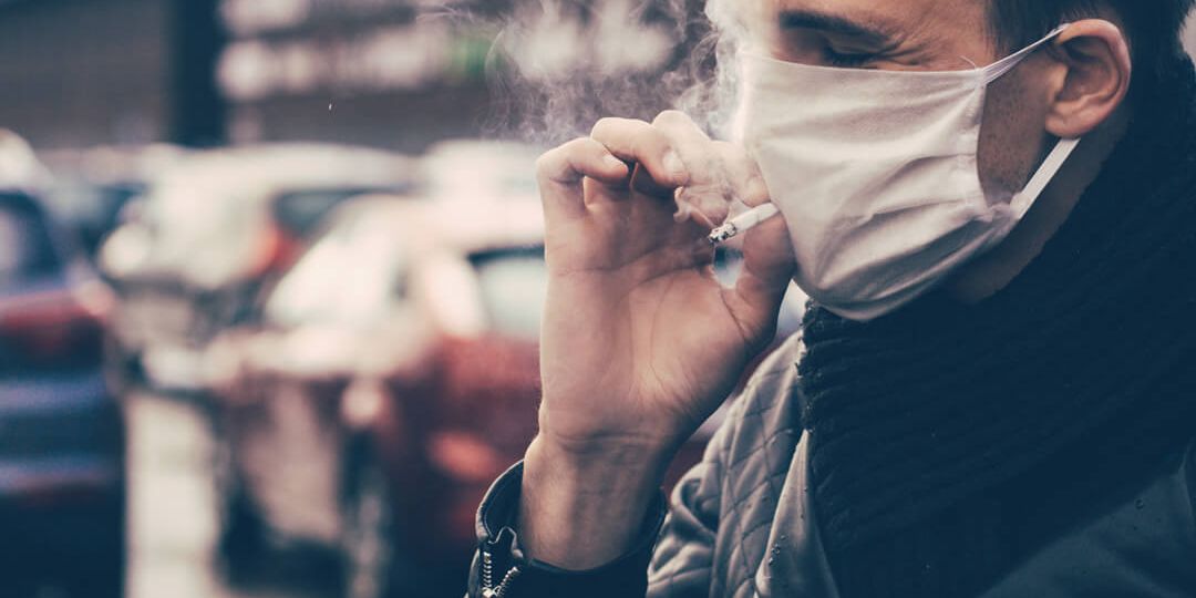 Un juez anula una multa por fumar en la calle